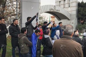 تجمع هواداران استقلال مقابل وزارت ورزش