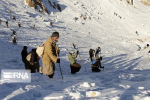 لحظه پیدا شدن پیکر فرهاد خسروی؛ کولبر ۱۵ ساله مریوانی