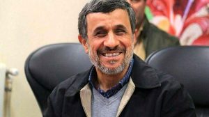 تصاویر احمدی نژاد؛ این بار روی نیسان آبی در میان مردم