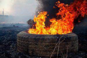 آتش زدن لاستیک ها و آلودگی هوا در جاده چالوس
