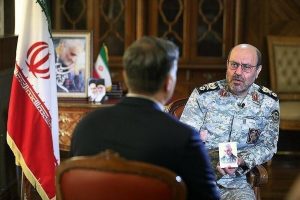 عکسی که مشاور رهبری با لباس نظامی در CNN به ترامپ نشان داد