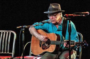 مرگ ناگهانی خواننده و آهنگساز ۷۱ ساله آمریکایی روی صحنه