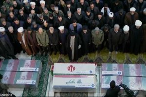 رهبر انقلاب بر پیکر سپهبد شهید قاسم سلیمانی نماز اقامه کردند