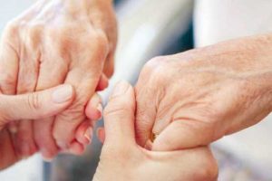 قصه دست هایی که می لرزند