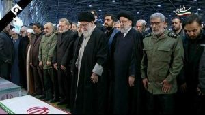 گریه رهبر انقلاب هنگام اقامه نماز بر پیکر شهید قاسم سلیمانی