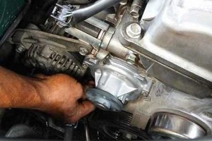 واتر پمپ چگونه کار می‌کند و علائم خرابی آن چیست؟