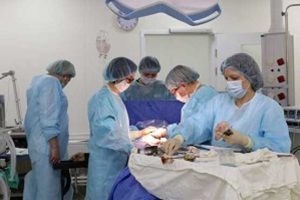 خارج کردن توده مو از شکم یک زن + عکس