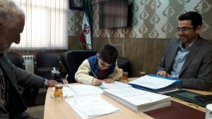 فرزند خردسال شهید مدافع حرم بخشدار افتخاری مرکزی کرج شد