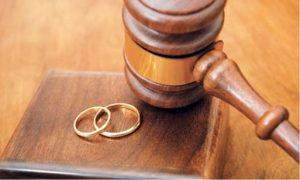 جلوگیری از اجرای حکم دادگاه در زمینه طلاق، جرم است