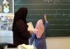 واکنش به خبر اخراج معلمی که «آنلاین» را «آیلاند» گفت