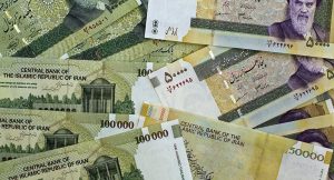 تف کردن زن ایرانی مشکوک به کرونا روی اسکناس