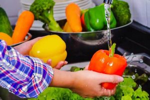 نحوه صحیح شست و شوی میوه و سبزی در روزهای کرونایی