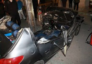 برخورد خودرو با تیر چراغ برق در مهرشهر