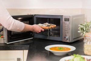 این مواد غذایی را هرگز در مایکروفر نگذارید