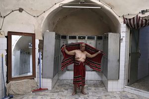 نبرد شاه و اجنّه در حمام!