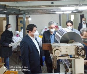 بازدید یکی از مدیران وزارت صنعت از شرکت تولید کننده ماسک در کرج