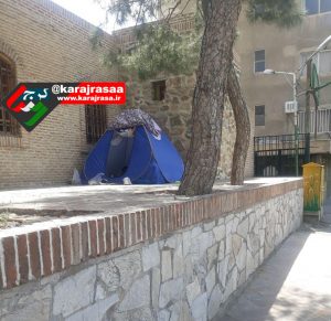 چادر زدن یک خانواده در کرج کنار قلعه ای تاریخی + عکس
