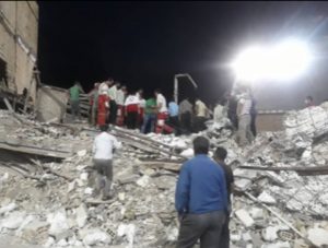 لحظه فرو ریختن ساختمان در چهارباغ که باعث کشته شدن ۳ نفر شد