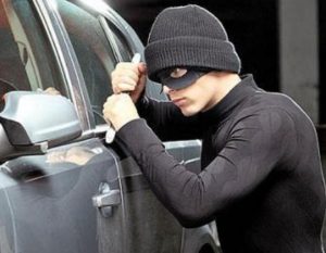 دستگیری سارق لوازم خودرو، با اعتراف به ۱۴ فقره سرقت در کرج