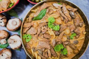 روش تهیه چیکن استراگانف؛ غذایی با طعم به یاد ماندنی