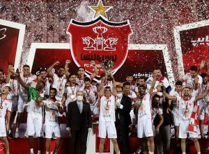 لحظه بالا بردن جام قهرمانی پرسپولیس توسط سیدجلال حسینی