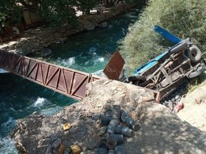 انحراف نیسان در جاده چالوس دو کشته برجای گذاشت