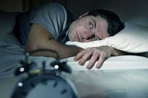 آشنایی با عوارض کم خوابی + لیست خوردنی های خواب آور