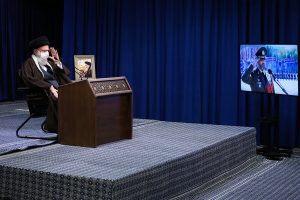 عکسی متفاوت از سلام نظامی رهبر انقلاب در ارتباط تصویری