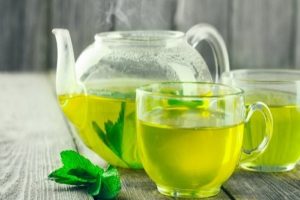 ۸ نوشیدنی گیاهی که آب روی آتش برای گلو درد هستند
