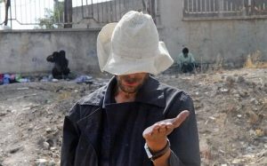 متکدی میلیاردر در قزوین روانه زندان شد/ وجود ۱۱ میلیارد چک در منزل متکدی