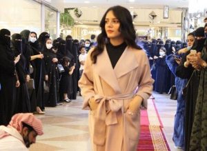 پوشش دختران عربستانی در نمایش مد لباس