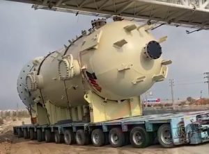 گیر کردن محموله ترافیکی – صنعتی زیر پل عابر پیاده در جاده قزلحصار