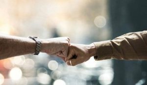 سلام دادن با “مشت” هم می ‎تواند کرونا را منتقل کند