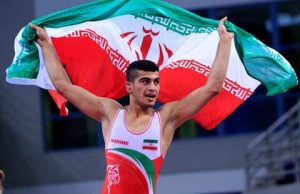 دستور وزیر کار درباره قهرمان کشتی جهان که دستفروشی می‌کند
