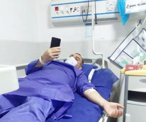 ایثار “معلم کرجی” را ببینید؛ تدریس از روی تخت بیمارستان + عکس