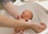 چطور نوزاد را حمام کنیم؟