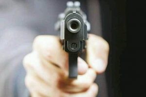 زمین گیر شدن شرور سابقه دار با شلیک پلیس