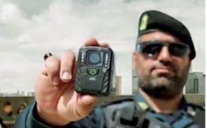 لباس‌ دوربین دار بر تن پلیس