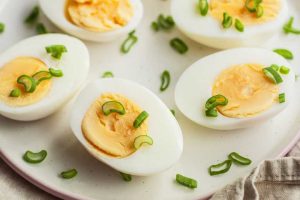 دقیق ترین زمان آب پز کردن تخم مرغ؛ از زرده ی عسلی تا سفت
