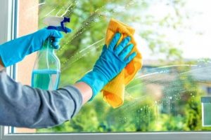 چگونه خانه تکانی کنیم؟ | بهترین راه برای تمیز کردن شیشه ها