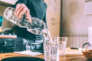 ۶ خاصیت شگفت انگیز نوشیدن آب گرم
