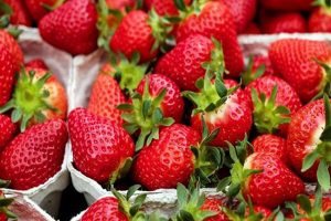 خواص توت فرنگی | خوردن توت فرنگی به چه کسانی توصیه نمی‌شود؟