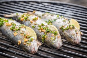 چگونه تیغ ماهی را از گلو بیرون بیاوریم؟