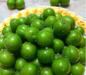 این ۳ گروه نباید گوجه سبز بخورند