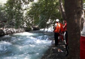 نجات ۵ خانواده گرفتار شده در رودخانه کرج