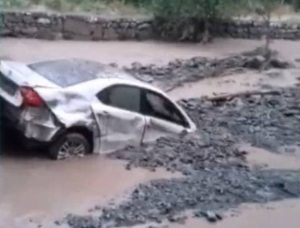 لحظه بیرون کشیدن خودروی اسیب دیده از سیل در روستای کلها – جاده چالوس