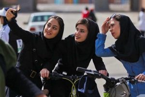 نصف روز ۱۵ تا ۲۹ ساله‌ها صرف رسیدگی به خودشان می‌شود