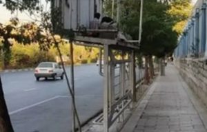 زندگی یک خانواده بی خانمان روی سقف ایستگاه اتوبوس در کرج