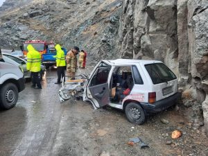محبوس شدن راننده پراید در جاده چالوس + عکس