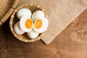 ترفندی ساده برای اینکه تخم مرغ در آب جوش نترکد